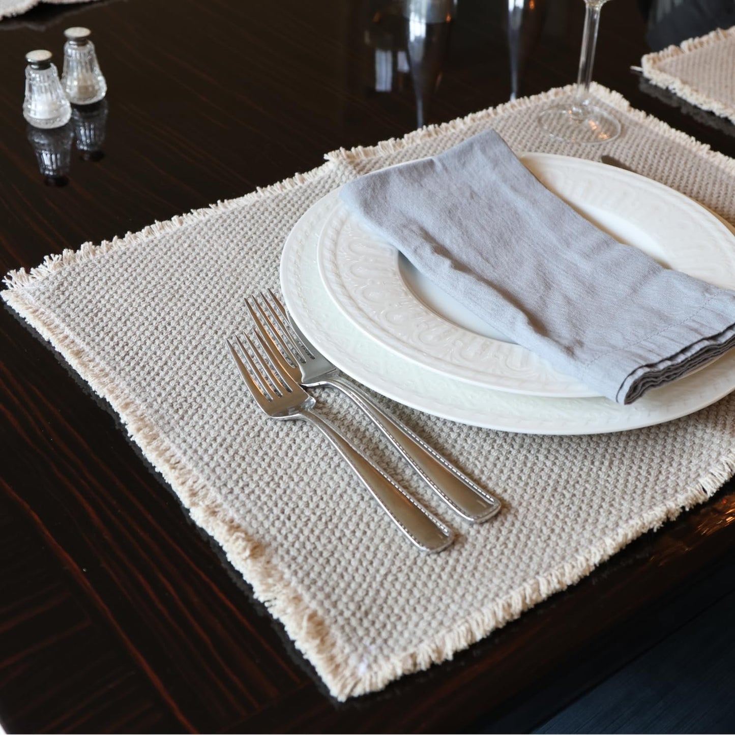 Chic Woven Placemats Set of 4 by DECOR WORKS – Elegant Table Decor for Living & Dining Room, Durable Place Mats Table Mats for Dining Room & Kitchen, Farmhouse Cloth Place Mats